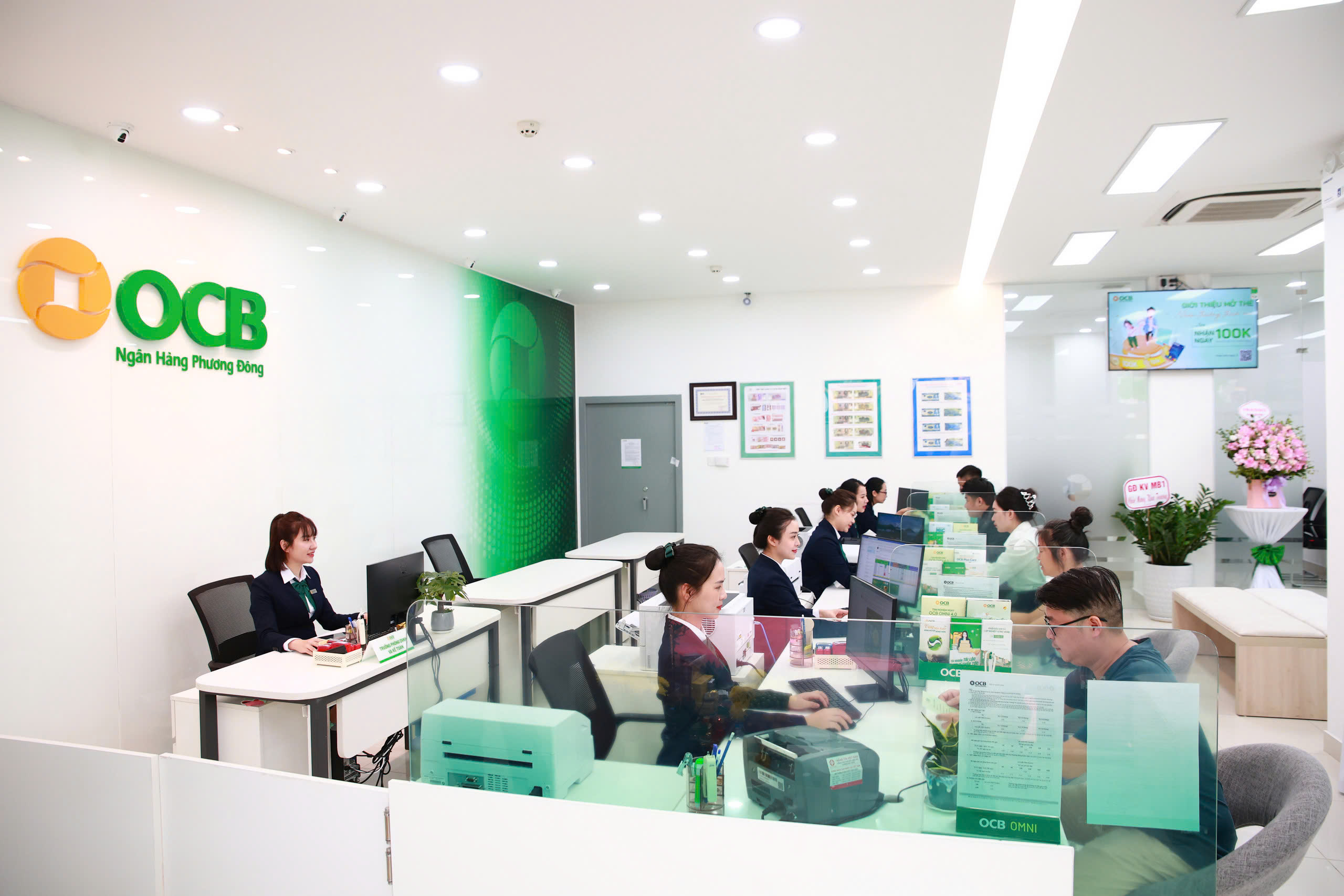 OCB tiên phong thực hiện chuyển đổi số giúp khách hàng tối ưu thời gian và đảm bảo an toàn khi giao dịch.