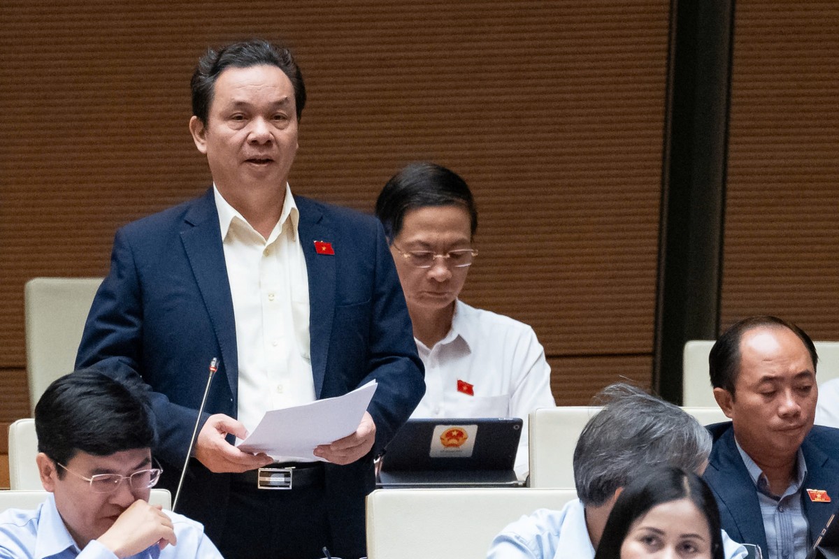 Đại biểu Ho&agrave;ng Văn Cường đề nghị c&acirc;n nhắc việc ph&acirc;n cấp thẩm quyền quyết định chủ trương đầu tư từ HĐND cho Chủ tịch UBND c&ugrave;ng cấp.