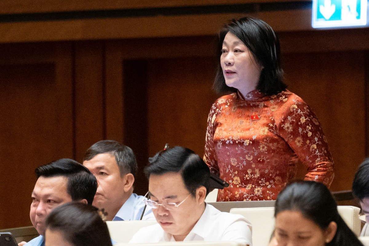 Đại biểu Nguyễn Thị Tuyết Nga, đo&agrave;n Quảng B&igrave;nh ph&aacute;t biểu tại hội trường ng&agrave;y 6/11.