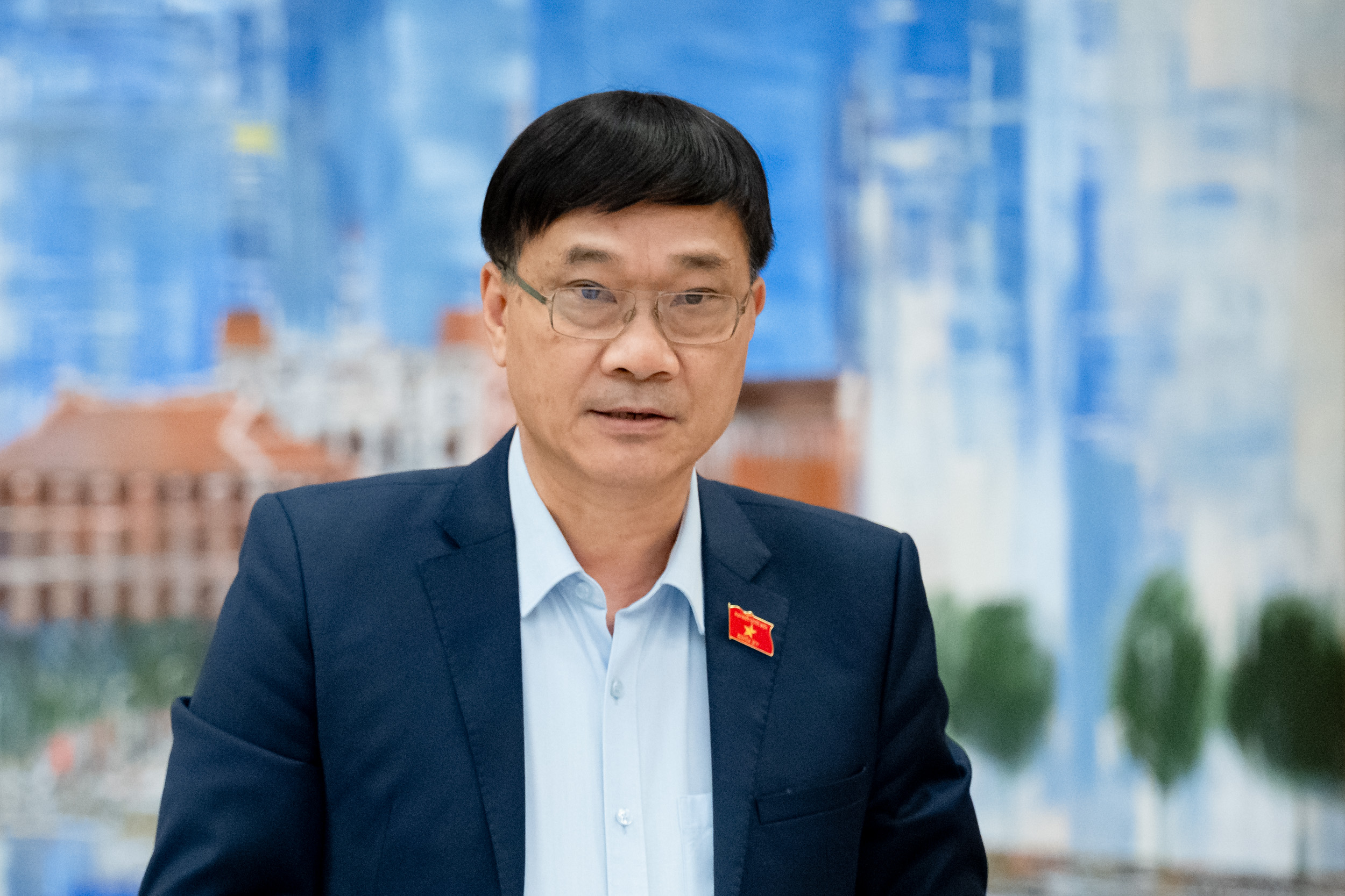 Chủ nhiệm Ủy ban Kinh tế Vũ Hồng Thanh trình bày Báo cáo thẩm tra.