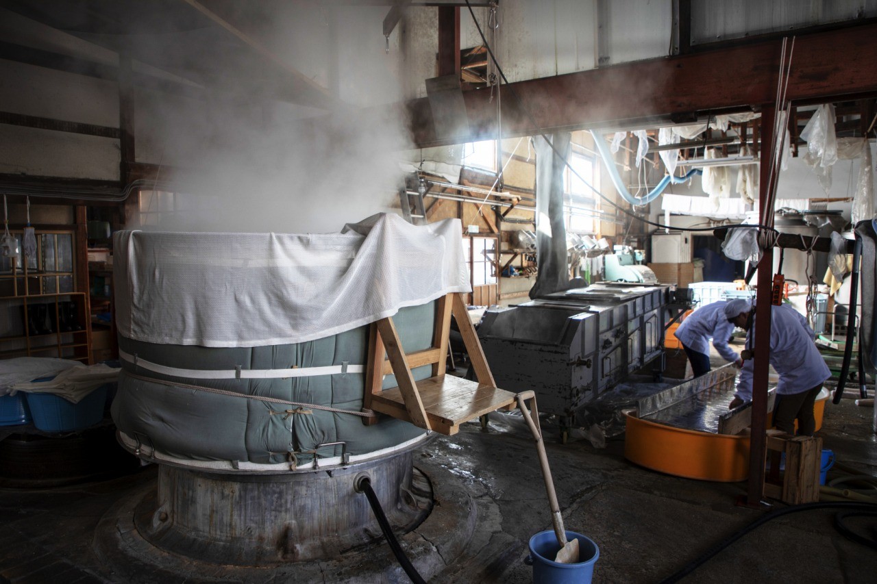 Kỹ thuật nấu rượu sake của Nhật Bản được ghi nhận c&oacute; từ rất l&acirc;u đời, sử dụng một loại nấm Koji để l&ecirc;n men c&aacute;c nguy&ecirc;n liệu th&ocirc; như gạo hoặc l&uacute;a m&igrave;.&nbsp;