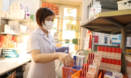 Chênh lệch trong đấu thầu thuốc, thiết bị y tế giữa cơ sở công lập và ngoài công lập