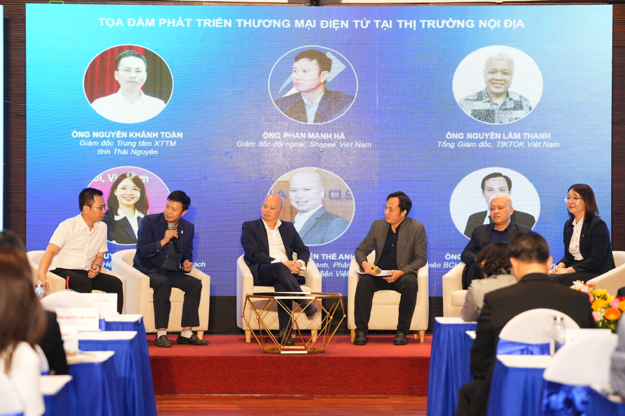 Phiên thảo luận tại Diễn đàn ứng dụng thương mại điện tử và công nghệ số năm 2024.