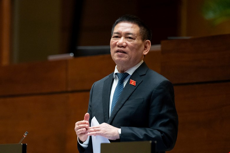 Phó Thủ tướng, Bộ trưởng Bộ Tài chính Hồ Đức Phớc giải trình, làm rõ vấn đề đại biểu Quốc hội nêu.