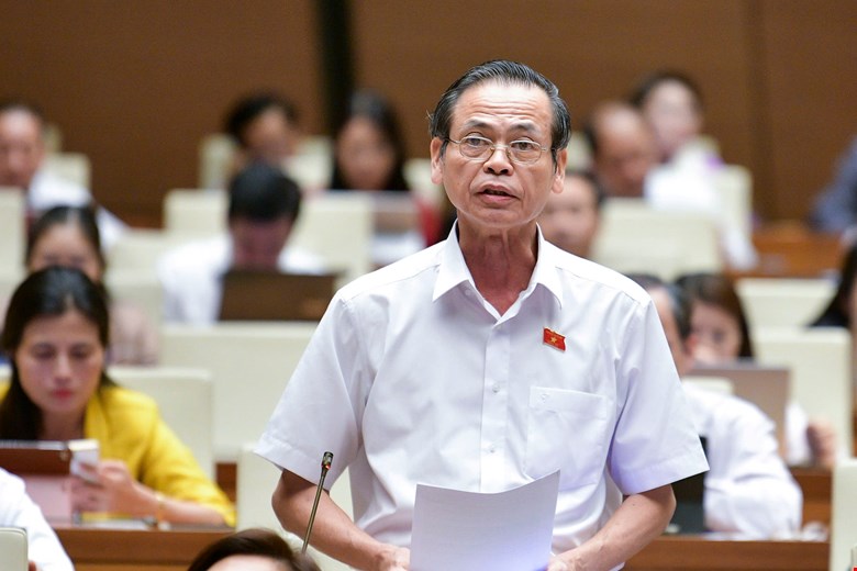 Đại biểu Trần Hữu Hậu, đoàn Tây Ninh, phát biểu tại hội trường chiều ngày 7/11.