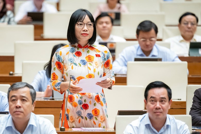 Đại biểu Nguyễn Thị Việt Nga, đoàn Hải Dương, phát biểu tại hội trường.