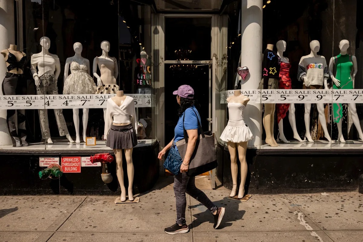 Việc tăng thuế quan với h&agrave;ng nhập khẩu sẽ l&agrave;m tăng gi&aacute; cả h&agrave;ng h&oacute;a tại Mỹ, c&ograve;n việc giảm thuế sẽ th&uacute;c đẩy nhu cầu ti&ecirc;u d&ugrave;ng - Ảnh: Getty Images