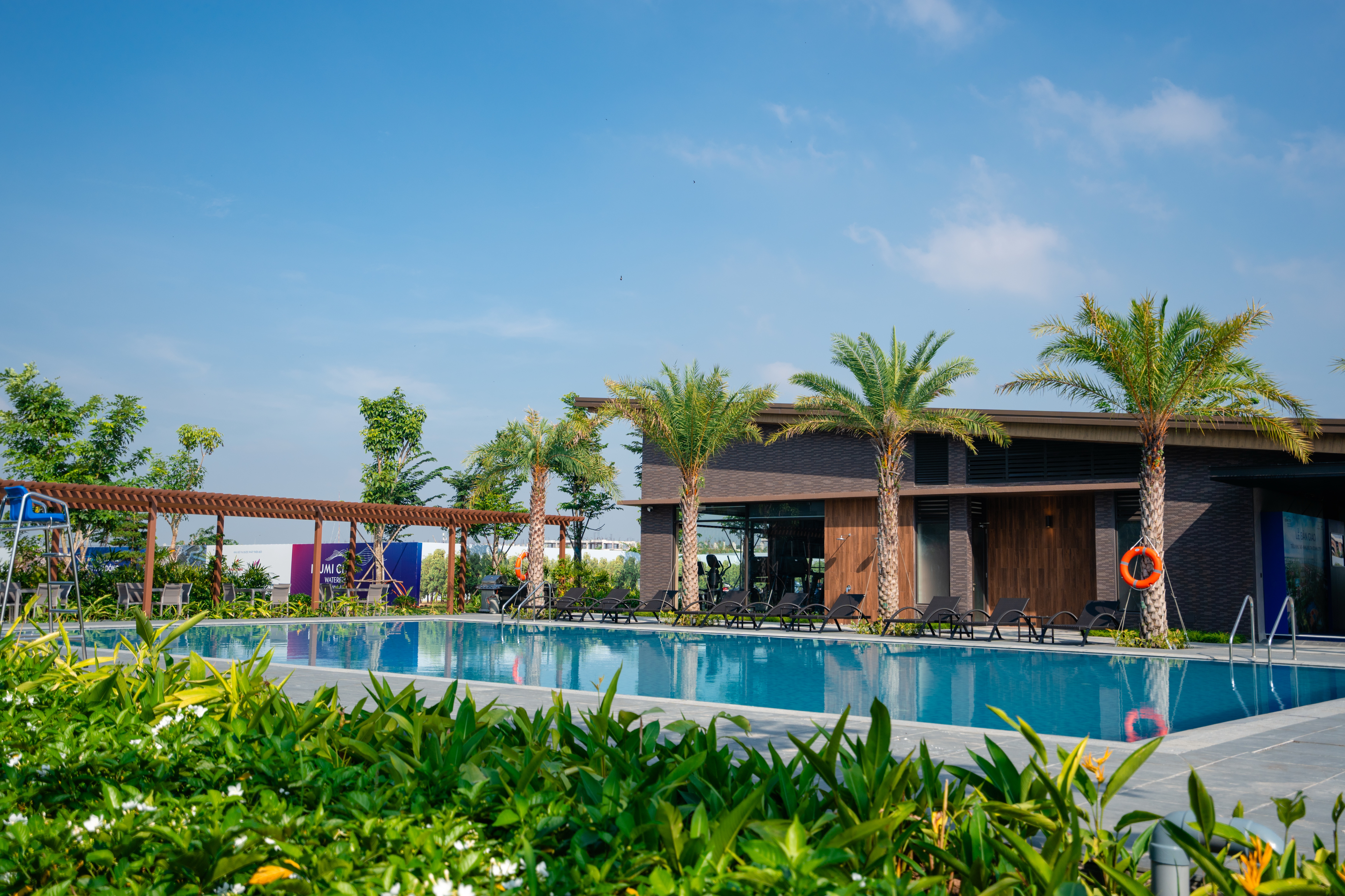 C&aacute;c tiện nghi như clubhouse, s&acirc;n thể thao, hồ bơi, khu vui chơi trẻ em, c&ocirc;ng vi&ecirc;n&hellip; đ&atilde; được đưa v&agrave;o vận h&agrave;nh sẵn s&agrave;ng phục vụ cư d&acirc;n tại Izumi City giai đoạn 1.