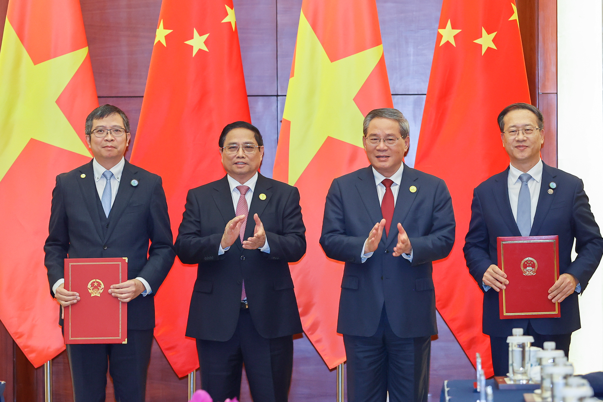 Thủ tướng Phạm Minh Chính và Thủ tướng Lý Cường chứng kiến Thứ trưởng Bộ Ngoại giao Phạm Thanh Bình và Thứ trưởng Thường trực Bộ Ngoại giao Trung Quốc Mã Triều Húc trao đổi công hàm về việc thành lập Tổng Lãnh sự quán Việt Nam tại Trùng Khánh (Trung Quốc). Ảnh: VGP