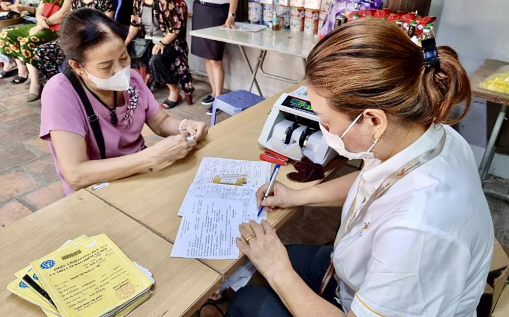 Chi trả lương hưu cho người hưởng. Ảnh: Xuân Minh.