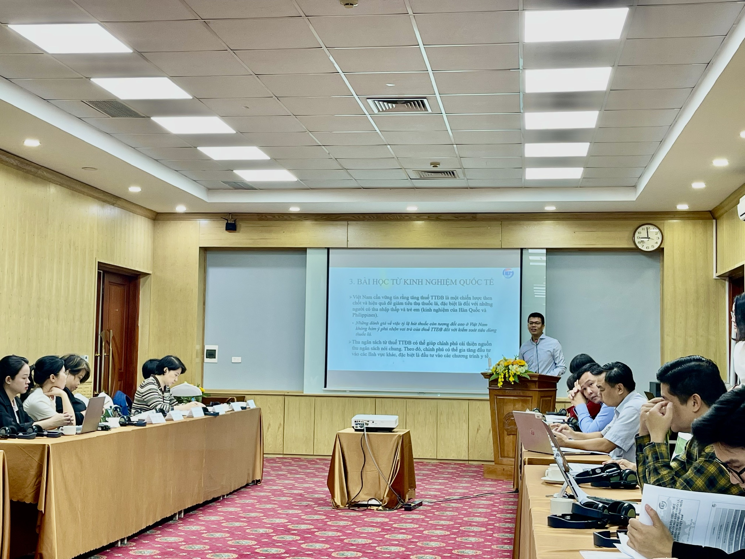 C&aacute;c chuy&ecirc;n gia trao đổi tại cuộc họp về thuế suất v&agrave; lộ tr&igrave;nh tăng thuế&nbsp;ti&ecirc;u thụ đặc biệt với thuốc l&aacute;.