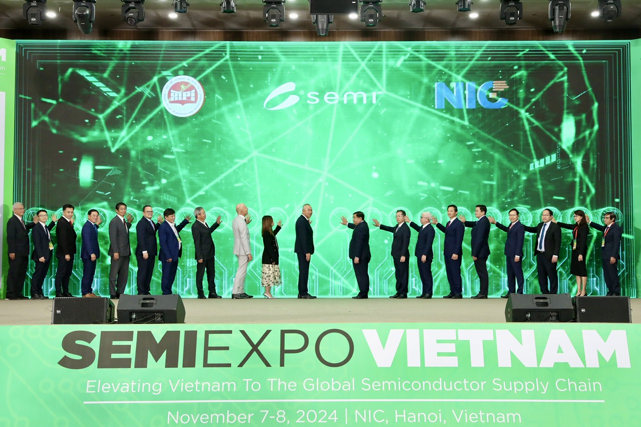 Bộ Kế hoạch và Đầu tư, SEMI và các tổ chức, doanh nghiệp trong và ngoài nước ấn nút khai mạc Triển lãm SEMIExpo 2024.