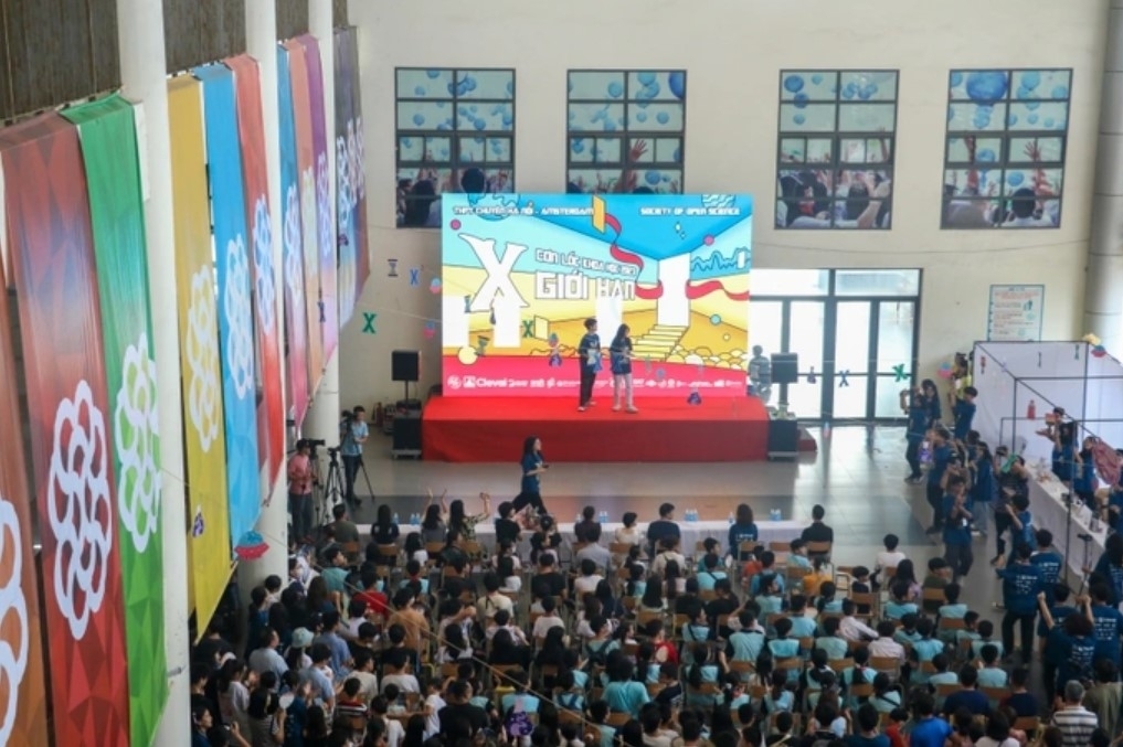 Science Tornado năm 2023 thu h&uacute;t đ&ocirc;ng đảo sự quan t&acirc;m của c&aacute;c học sinh.