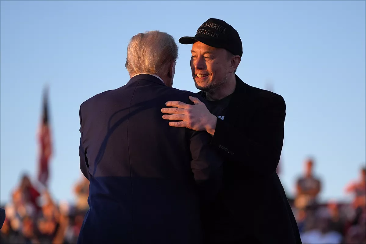 Tân Tổng thống Donald Trump ôm tỷ phú Elon Musk ở cuộc vận động tranh cử tại Butler Farm Show.