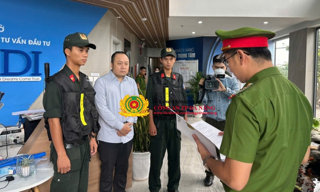Cơ quan Công an tiến hành khám xét tại trụ sở chính của Công ty.