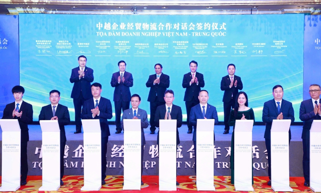 Bà Nguyễn Thị Thanh Bình, Phó Tổng giám đốc Tập đoàn T&T Group, Chủ tịch HĐQT T&T Energy (thứ ba từ phải sang) - đại diện ký kết biên bản ghi nhớ hợp tác với Cospowers (thứ hai từ phải sang) và Goldwind (ngoài cùng bên phải). Ảnh: TTXVN.