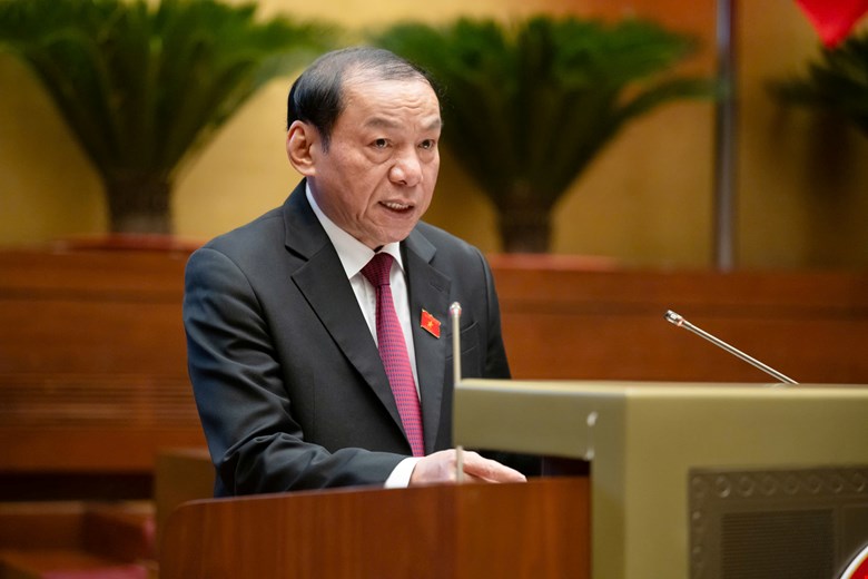 Bộ trưởng Bộ Văn hóa, Thể thao và Du lịch Nguyễn Văn Hùng thừa ủy quyền của Thủ tướng Chính phủ trình Quốc hội dự án Luật sửa đổi, bổ sung một số điều của Luật Quảng cáo.