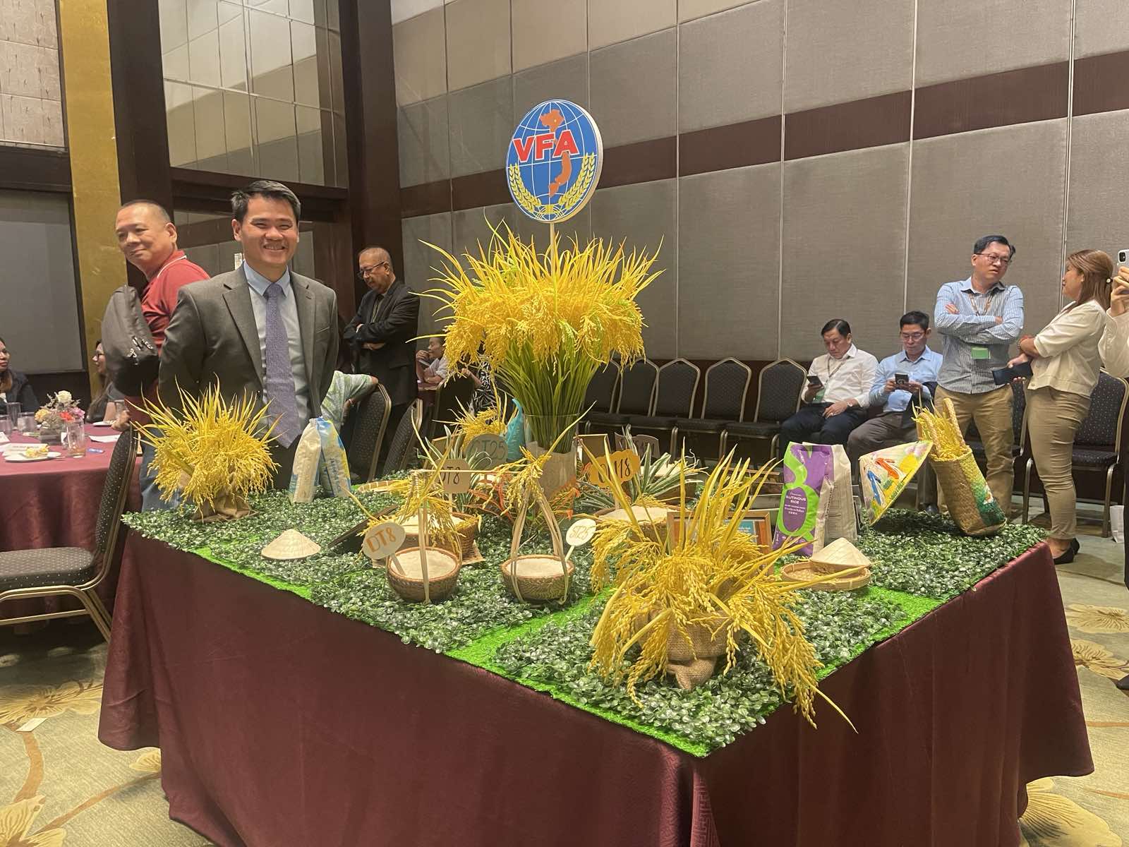 Cây lúa và gạo Việt Nam trưng bày, giới thiệu tại hội nghị.