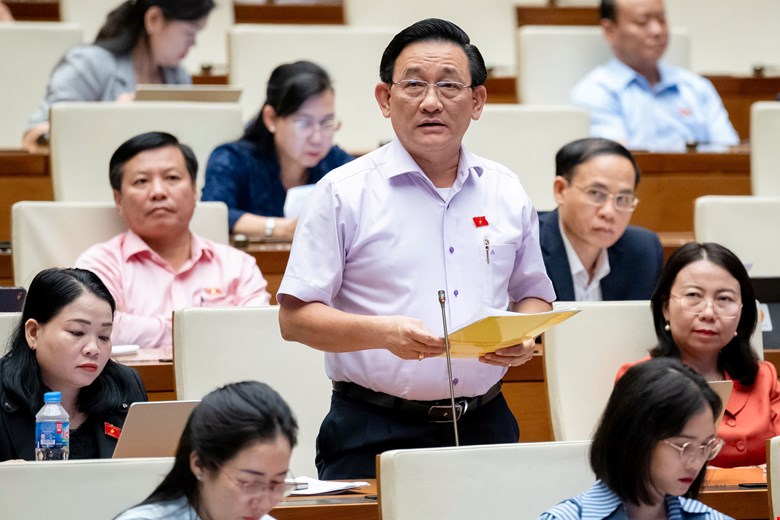 Đại biểu Trần Quốc Tuấn, đoàn Trà Vinh, phát biểu ý kiến.