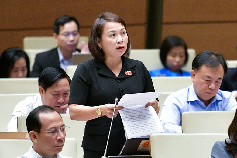Đại biểu Nguyễn Thị Thu Thủy, đo&agrave;n B&igrave;nh Định, ph&aacute;t biểu tại hội trường.