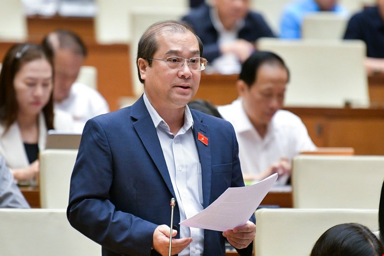 Đại biểu Trình Lam Sinh, đoàn An Giang phát biểu thảo luận.