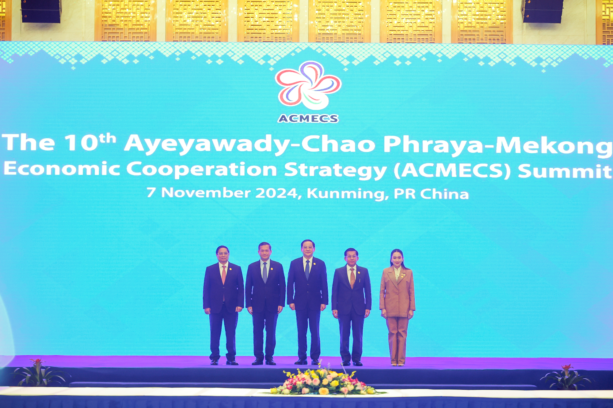 Kết thúc hội nghị, các nhà lãnh đạo đã thông qua Tuyên bố Vientiane và chứng kiến chuyển giao vai trò Chủ tịch ACMECS giữa Lào và Myanmar. Ảnh: VGP.