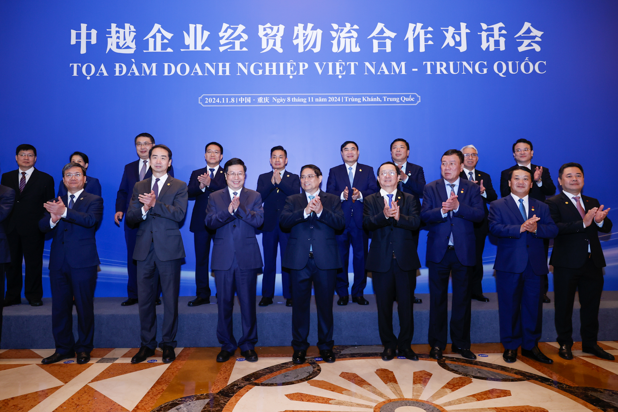 Thủ tướng chụp ảnh cùng các đại biểu tại Tọa đàm. Ảnh: VGP.