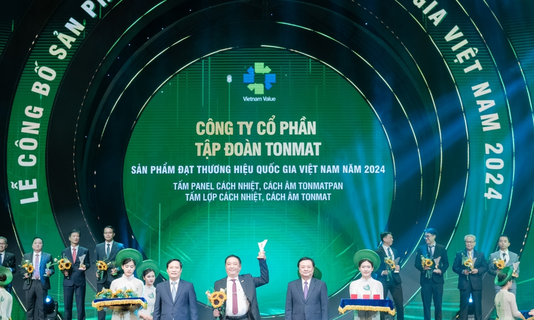 Ông Trần Văn Sơn - Chủ tịch HĐQT kiêm Tổng giám đốc Điều hành TONMAT Group nhận danh hiệu