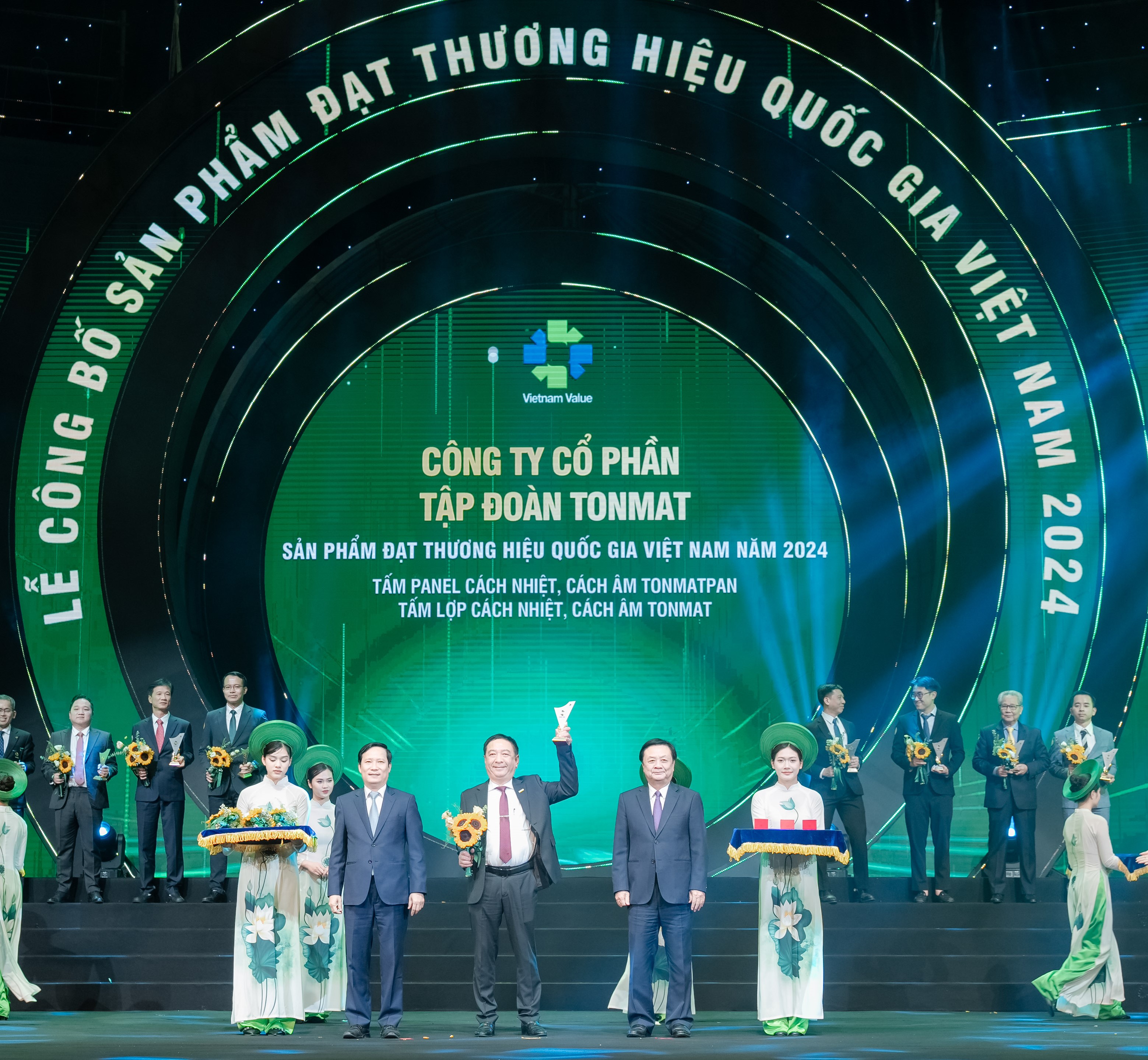 Ông Trần Văn Sơn - Chủ tịch HĐQT kiêm Tổng giám đốc Điều hành TONMAT Group nhận danh hiệu "Thương hiệu Quốc gia" năm 2024.