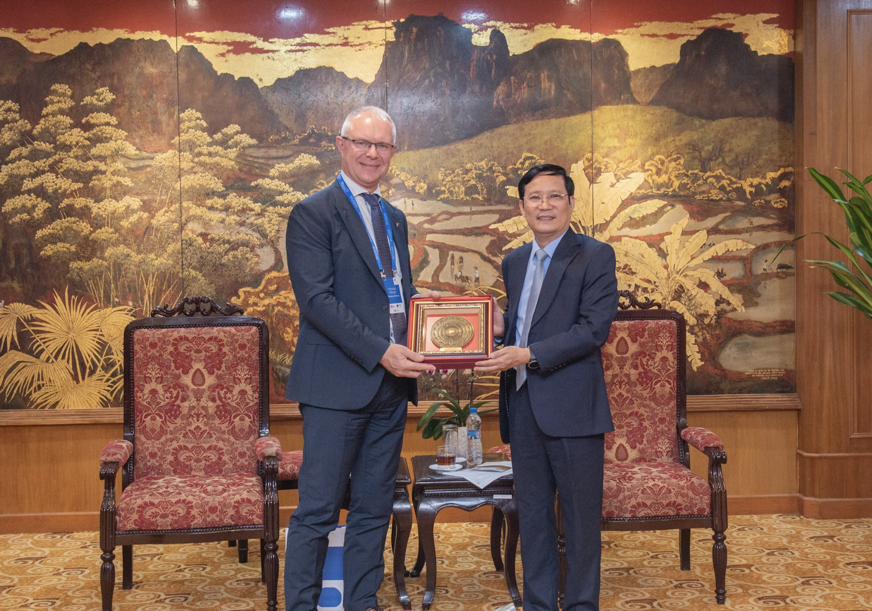 Chủ tịch Liên đoàn Thương mại và Công nghiệp Việt Nam (VCCI) Phạm Tấn Công và ông Hannes Hanso, Đại sứ Cộng hòa Estonia tại Việt Nam.