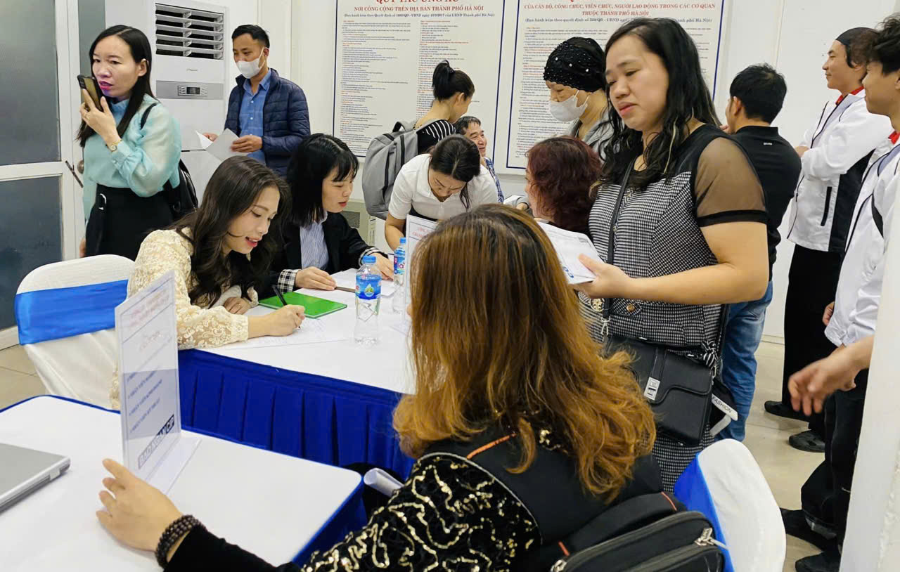 Nhiều cơ hội việc làm được các doanh nghiệp tuyển dụng ngay tại ngày hội cho người lao động. 