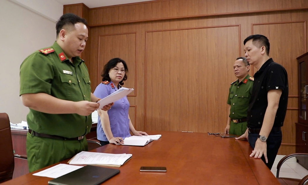 Cơ quan Cảnh sát điều tra và Viện kiểm dát nhân dân tỉnh Quảng Ninh thi hành các lệnh khám xét nơi ở, nơi làm việc đối với Hoàng Văn Thoan. Ảnh: Cổng thông tin điện tử Công an tỉnh Quảng Ninh.