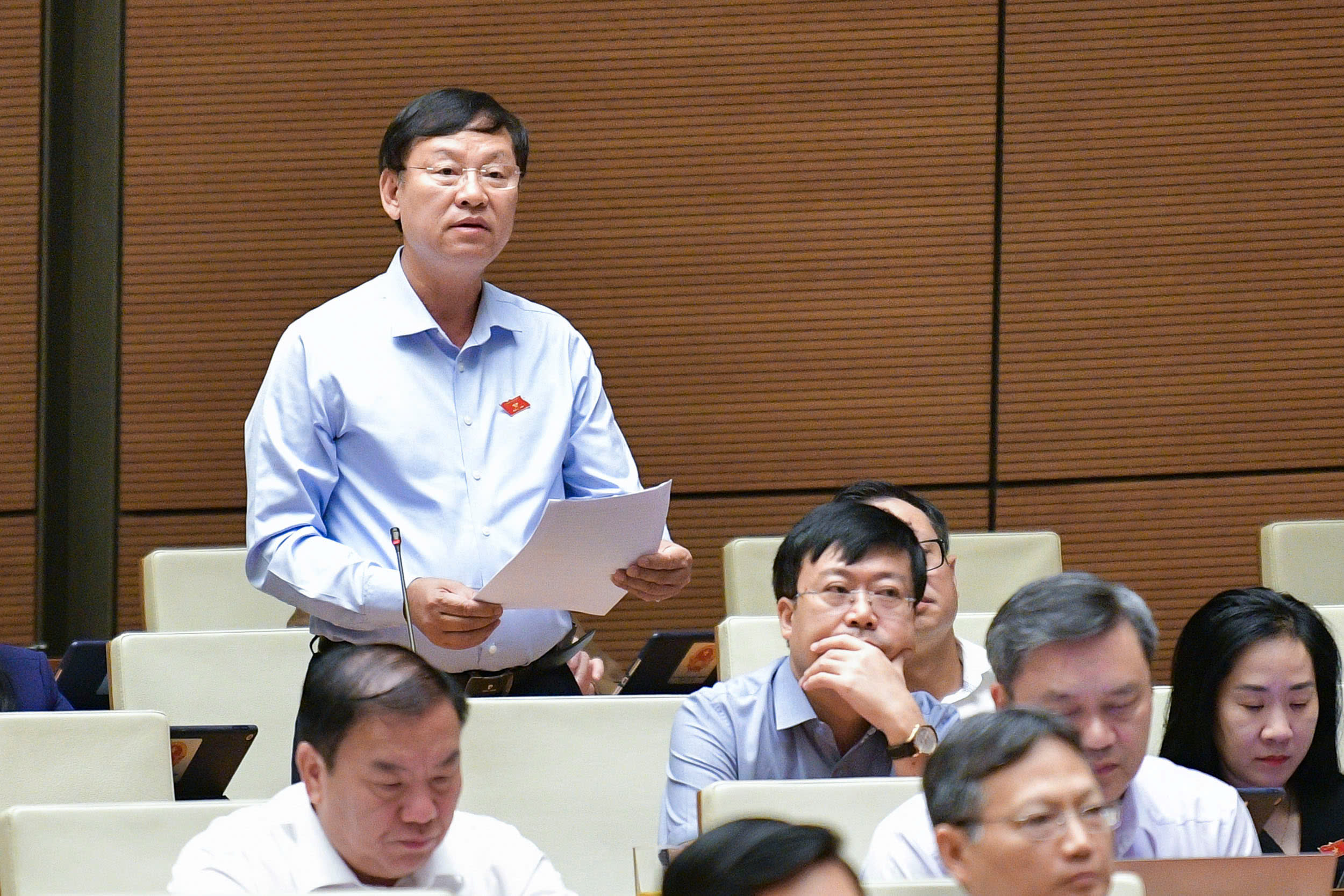 Đại biểu Nguyễn Hữu Ch&iacute;nh ph&aacute;t biểu tại nghị trường.