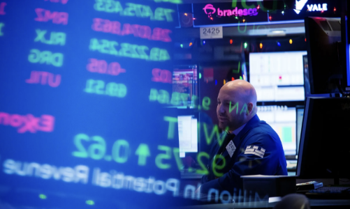 Dow Jones lần đầu tiên vượt 44.000 điểm, giá dầu giảm