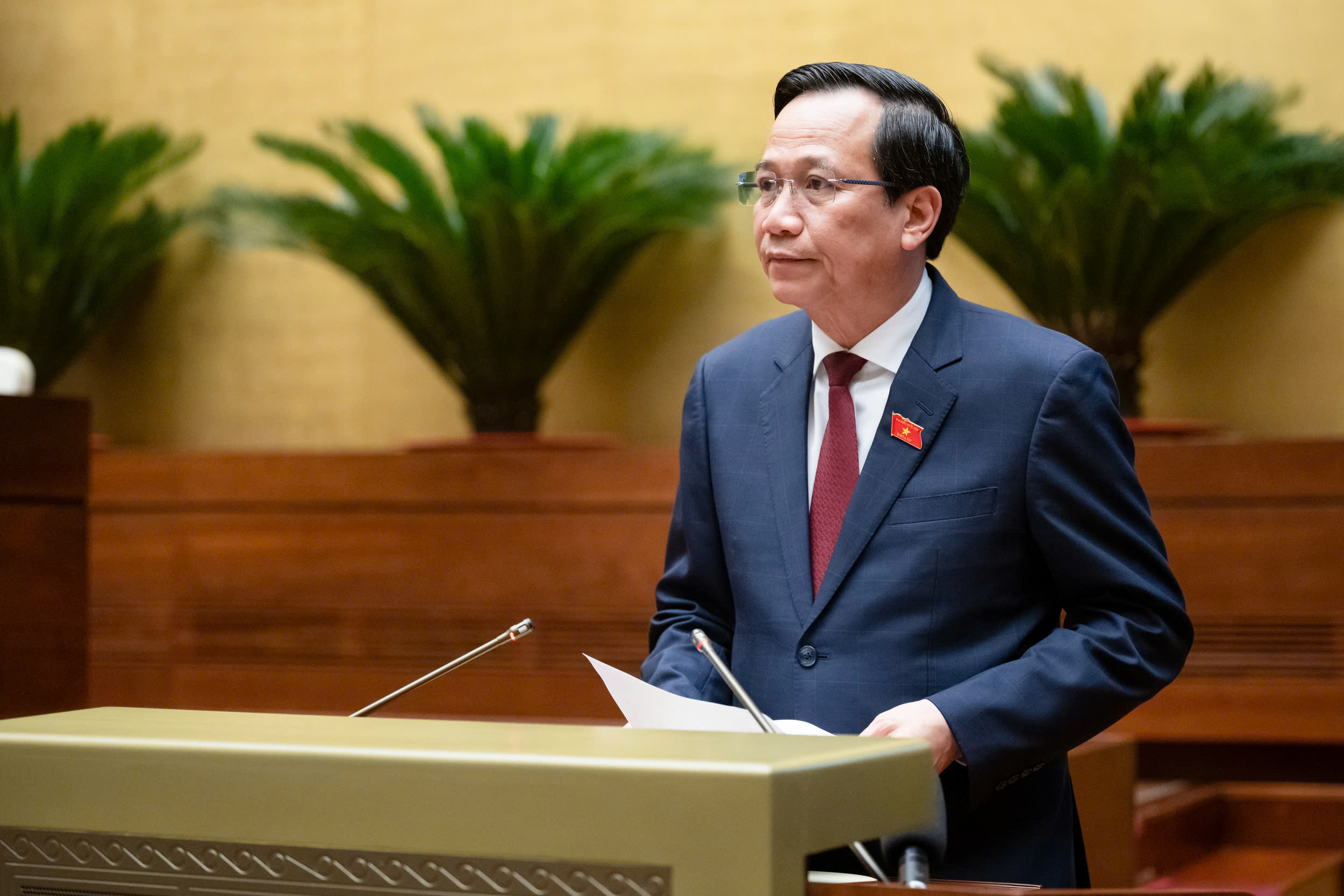 Bộ trưởng Đào Ngọc Dung thay mặt cơ quan soạn thảo trình bày dự án Luật. Ảnh: Quochoi.vn.