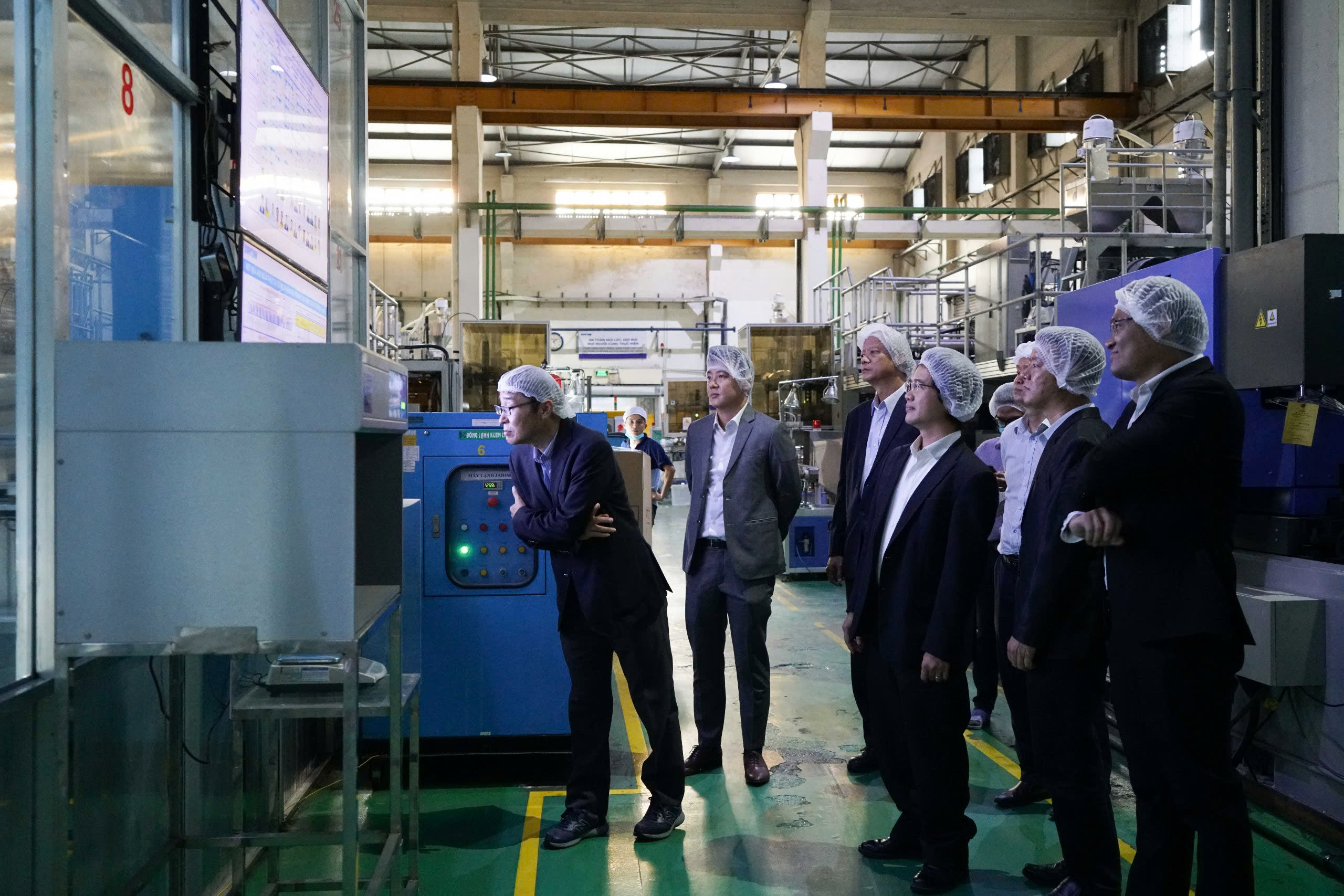 JSW representative visiting Duy Tan’s production line in Binh Tan, Ho Hoc Lam
