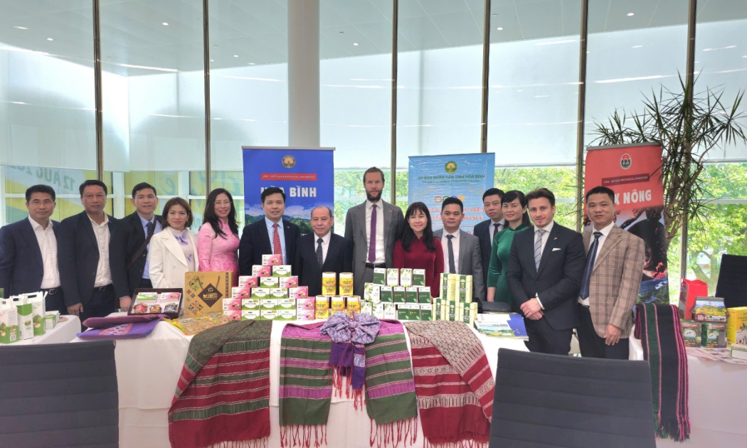 Chính quyền thành phố Westland (Hà Lan) thăm gian hàng trưng bày sản phẩm OCOP Việt Nam tại tọa đàm