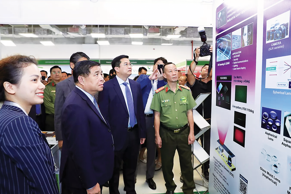Theo Bộ Kế hoạch và Đầu tư, một số tập đoàn lớn đã đến khảo sát, nghiên cứu đầu tư nhưng chưa lựa chọn Việt Nam và vẫn đang chờ đợi chính sách của Việt Nam.