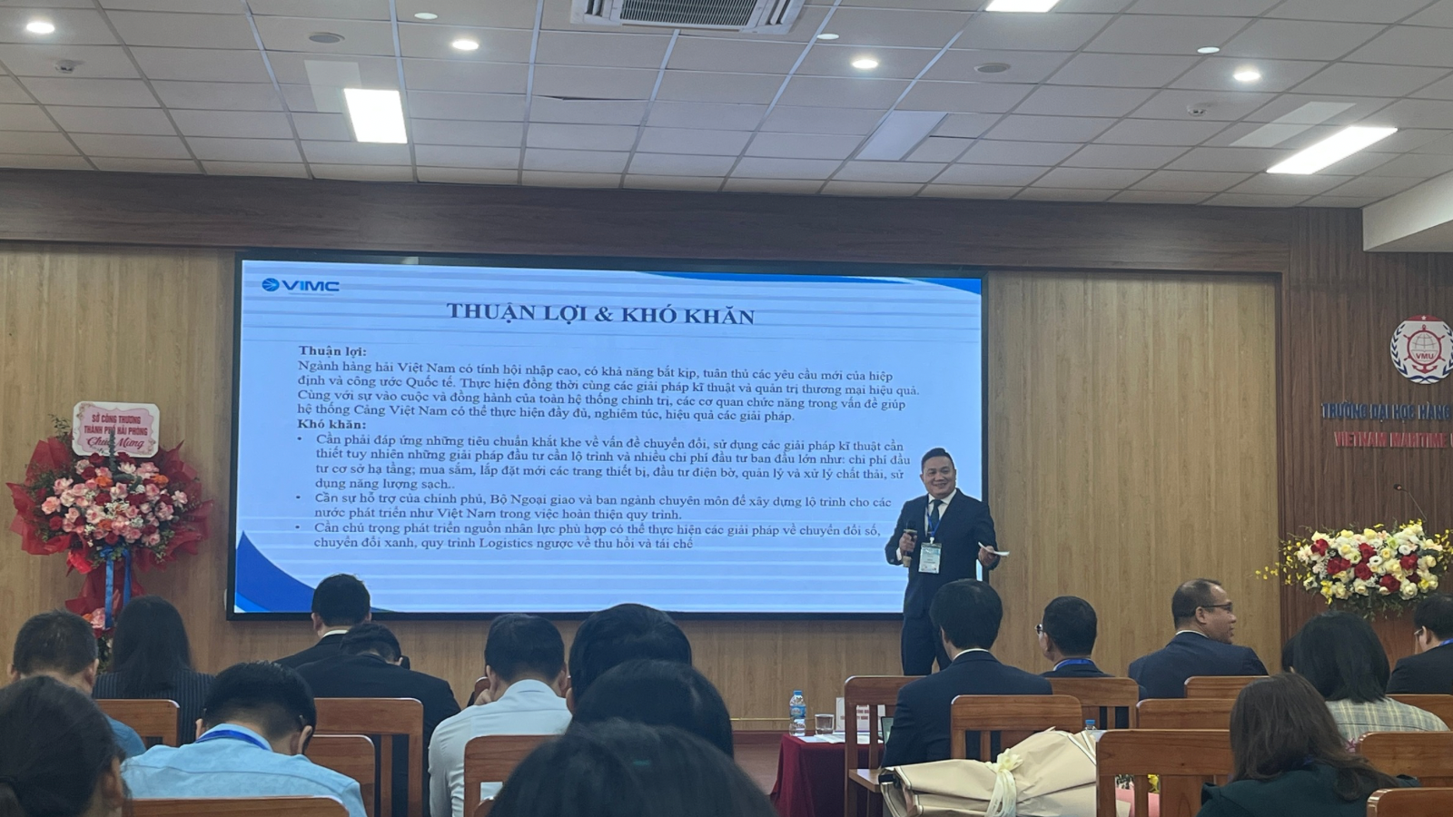 TS. L&ecirc; Quang Trung, Ph&oacute; tổng gi&aacute;m đốc Tổng c&ocirc;ng ty H&agrave;ng hải Việt Nam (VIMC) tr&igrave;nh b&agrave;y tại Hội thảo. Ảnh: Huỳnh Dũng.