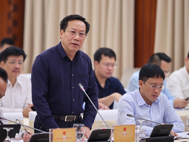 Thứ trưởng Bộ Y tế Lê Đức Luận thông tin về tiến độ dự án. Ảnh: VGP.