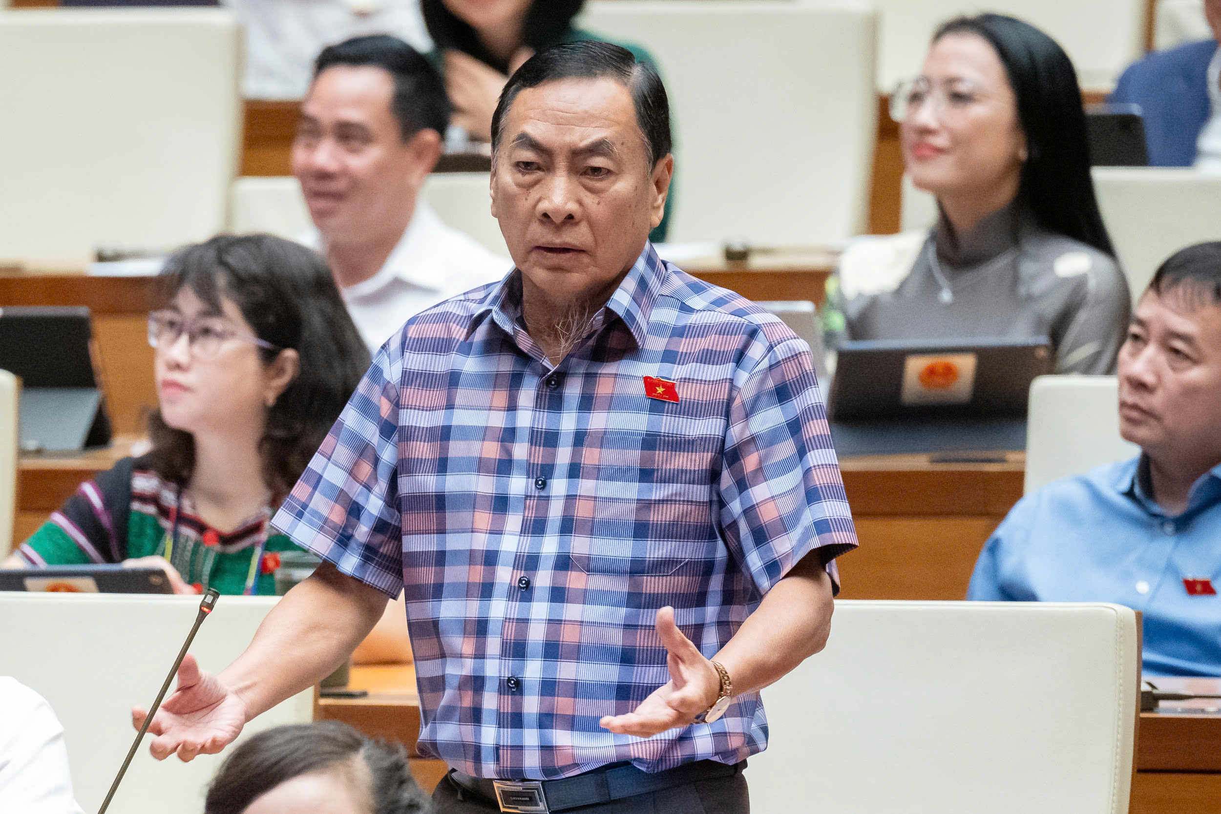 Đại biểu Phạm Văn Hòa phát biểu tại phiên chất vấn và trả lời chất vấn của Quốc hội - Ảnh: Quochoi.vn