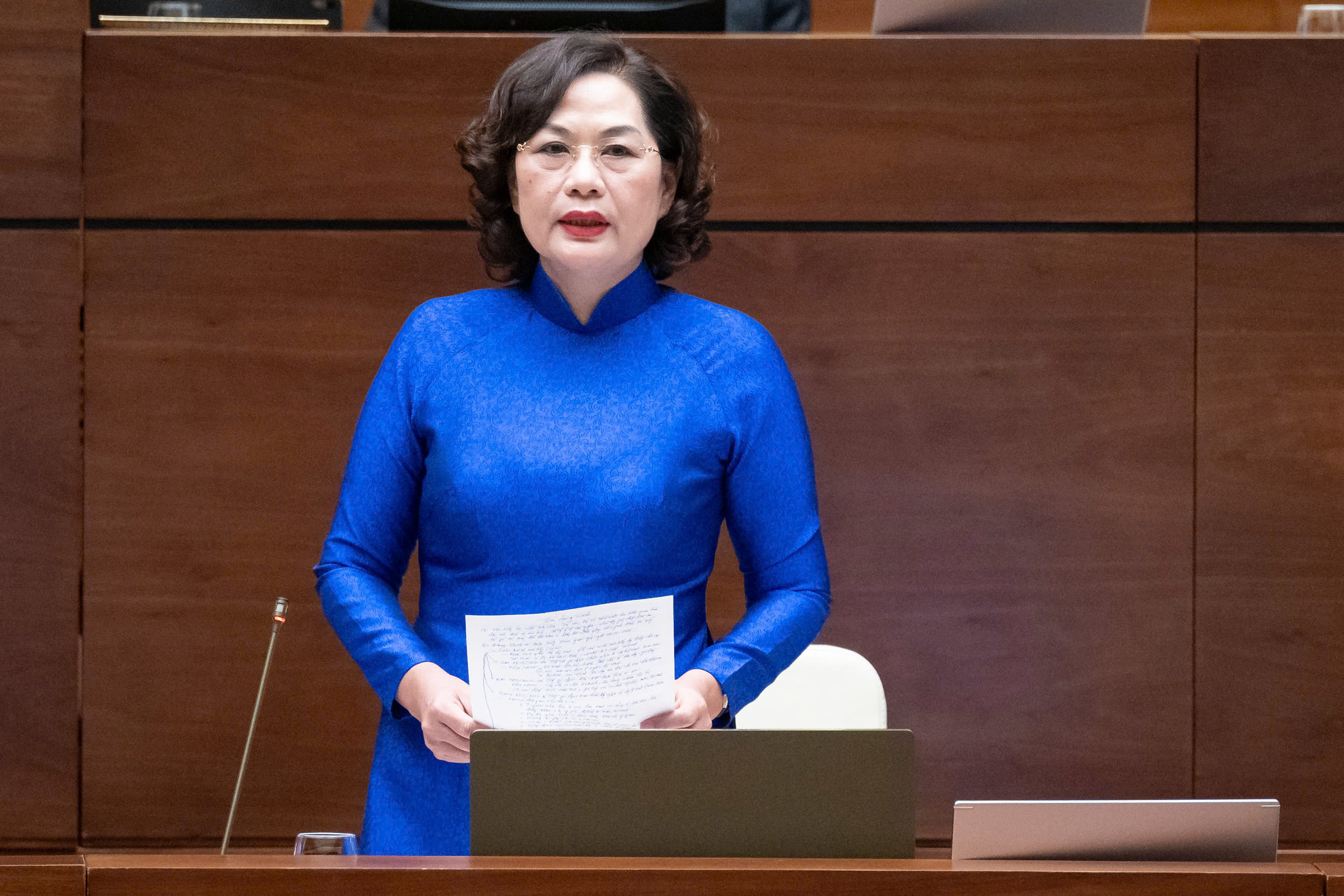 Thống đốc Ngân hàng Nhà nước Nguyễn Thị Hồng trả lời câu hỏi chất vấn của các đại biểu - Ảnh: Quochoi.vn
