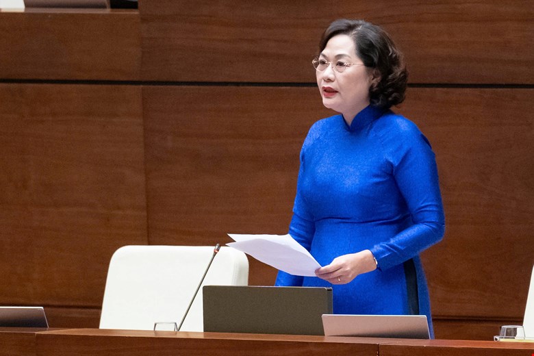 Thống đốc Ng&acirc;n h&agrave;ng Nh&agrave; nước Nguyễn Thị Hồng trả lời chất vấn những vấn đề đại biểu đặt ra.