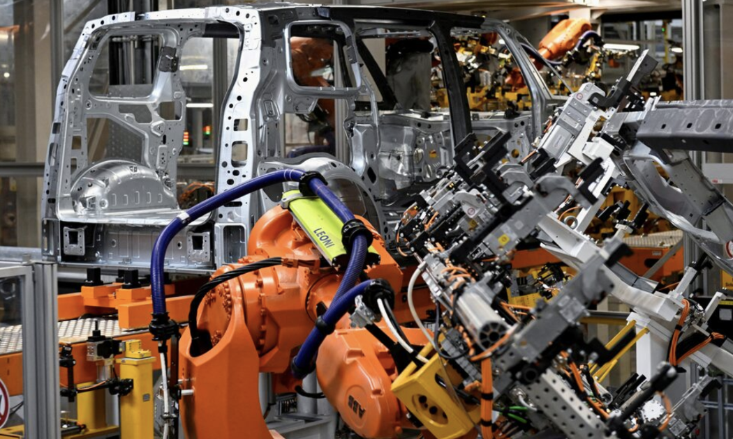 Máy móc trong dây chuyền lắp ráp ô tô trong một nhà máy của hãng Volkswagen ở Đức - Ảnh: Reuters.