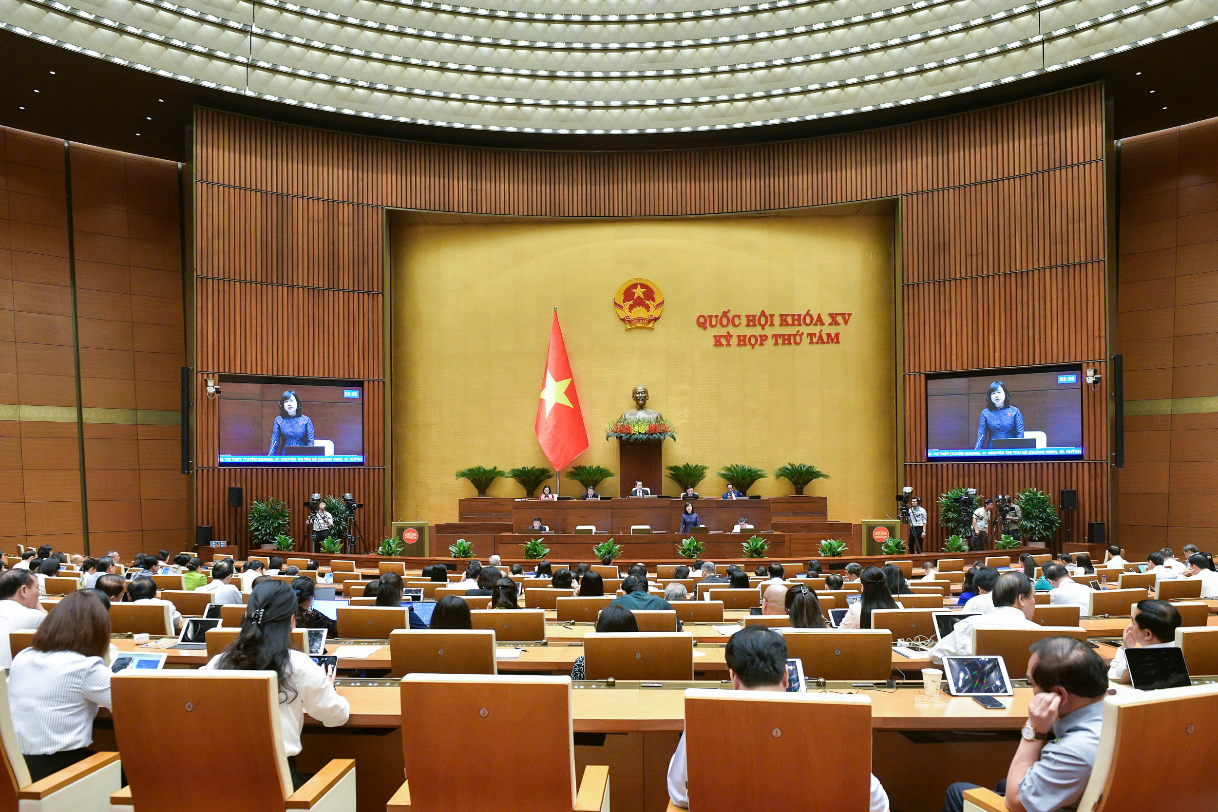 To&agrave;n cảnh phi&ecirc;n chất vấn lĩnh vực y tế, chiều 11/11. Ảnh: Quochoi.vn.