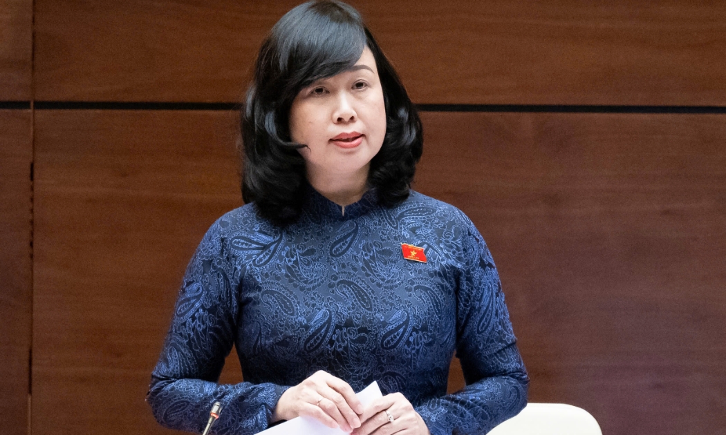 Bộ trưởng Bộ Y tế Đào Hồng Lan trả lời chất vấn. Ảnh: Quochoi.vn.