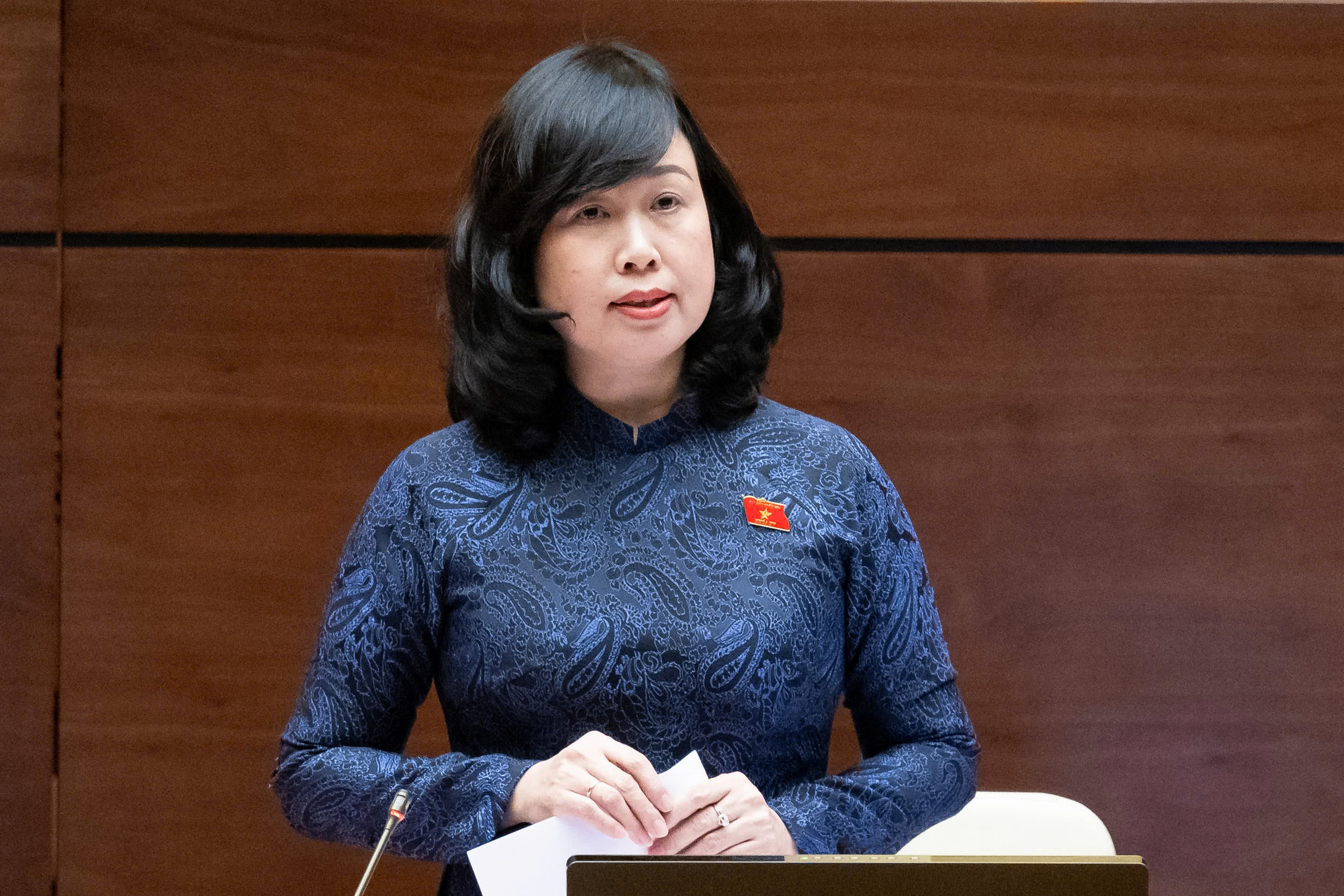 Bộ trưởng Bộ Y tế Đào Hồng Lan trả lời chất vấn. Ảnh: Quochoi.vn.