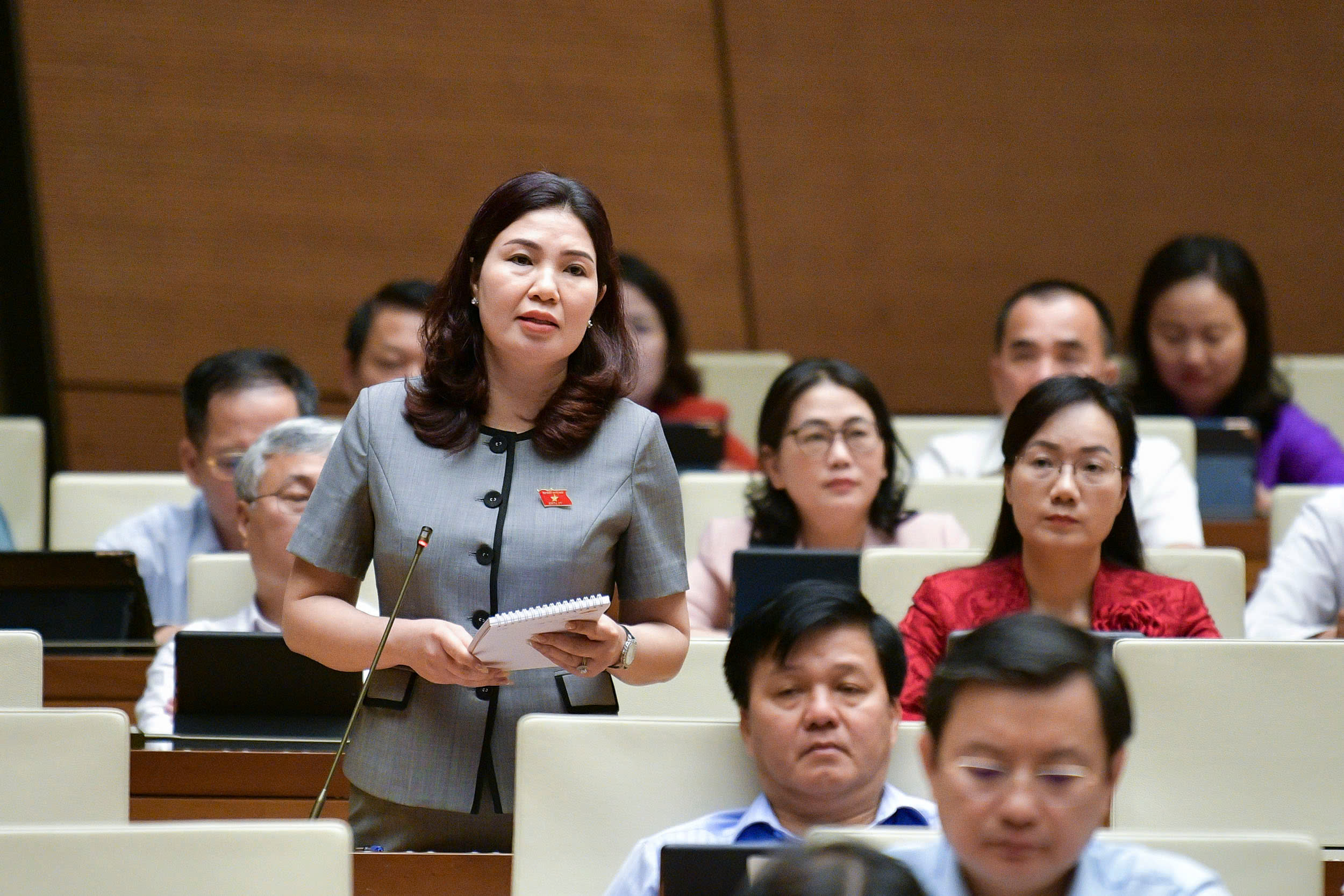 Đại biểu Trần Thị V&acirc;n, đo&agrave;n Bắc Ninh đặt vấn đề về giải ph&aacute;p để cho người thu nhập thấp, c&ocirc;ng nh&acirc;n c&oacute; cơ hội giải quyết nhu cầu nh&agrave; ở.