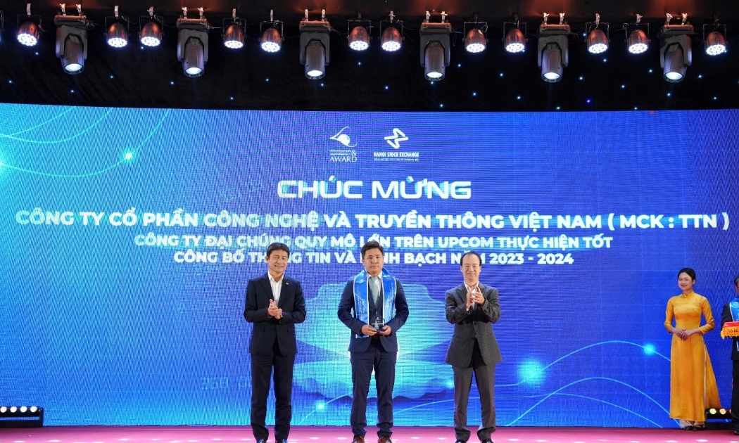 Tổng giám đốc VNTT ông Phạm Tuấn Anh nhận giải thưởng tại sự kiện.