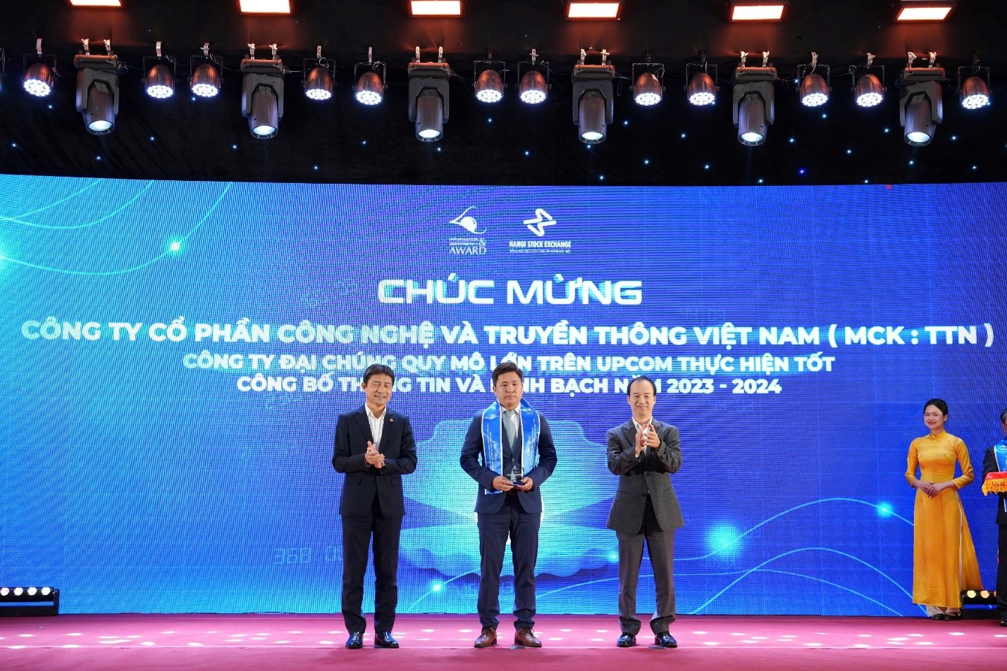 Tổng giám đốc VNTT ông Phạm Tuấn Anh nhận giải thưởng tại sự kiện.